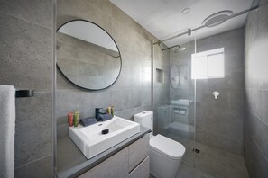 Family Room, 2 Bedrooms, Kitchenette, Ground Floor | Bathroom | Shower, free toiletries, hair dryer, towels