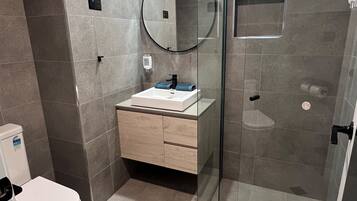 Deluxe Room, 1 King Bed, Ground Floor | Bathroom | Shower, free toiletries, hair dryer, towels