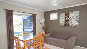 Apartment, 1 Bedroom | Ruang tamu | Meja ping pong 