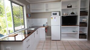 Apartment, 1 Bedroom | Dapur peribadi | Peti sejuk, cerek elektrik, pembakar roti 