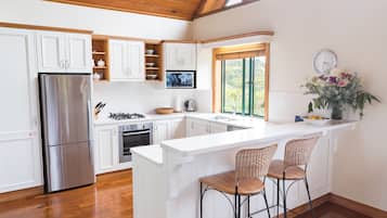 Cottage Luxe, 2 chambres, vue océan, vue mer | Cuisine privée | Réfrigérateur, micro-ondes, plaque de cuisson, lave-vaisselle