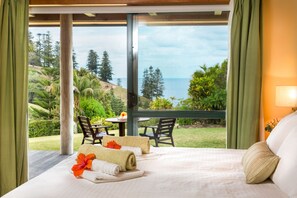 Cortinas blackout, tabla de planchar con plancha y cunas gratuitas