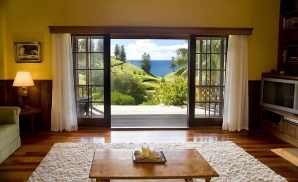 Flat-screen TV, DVD player, iPod dock - Tintoela of Norfolk (Norfolk Island)