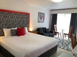 尊贵客房, 1 张特大床 | 埃及棉床单、高档床上用品、加厚床垫、迷你吧