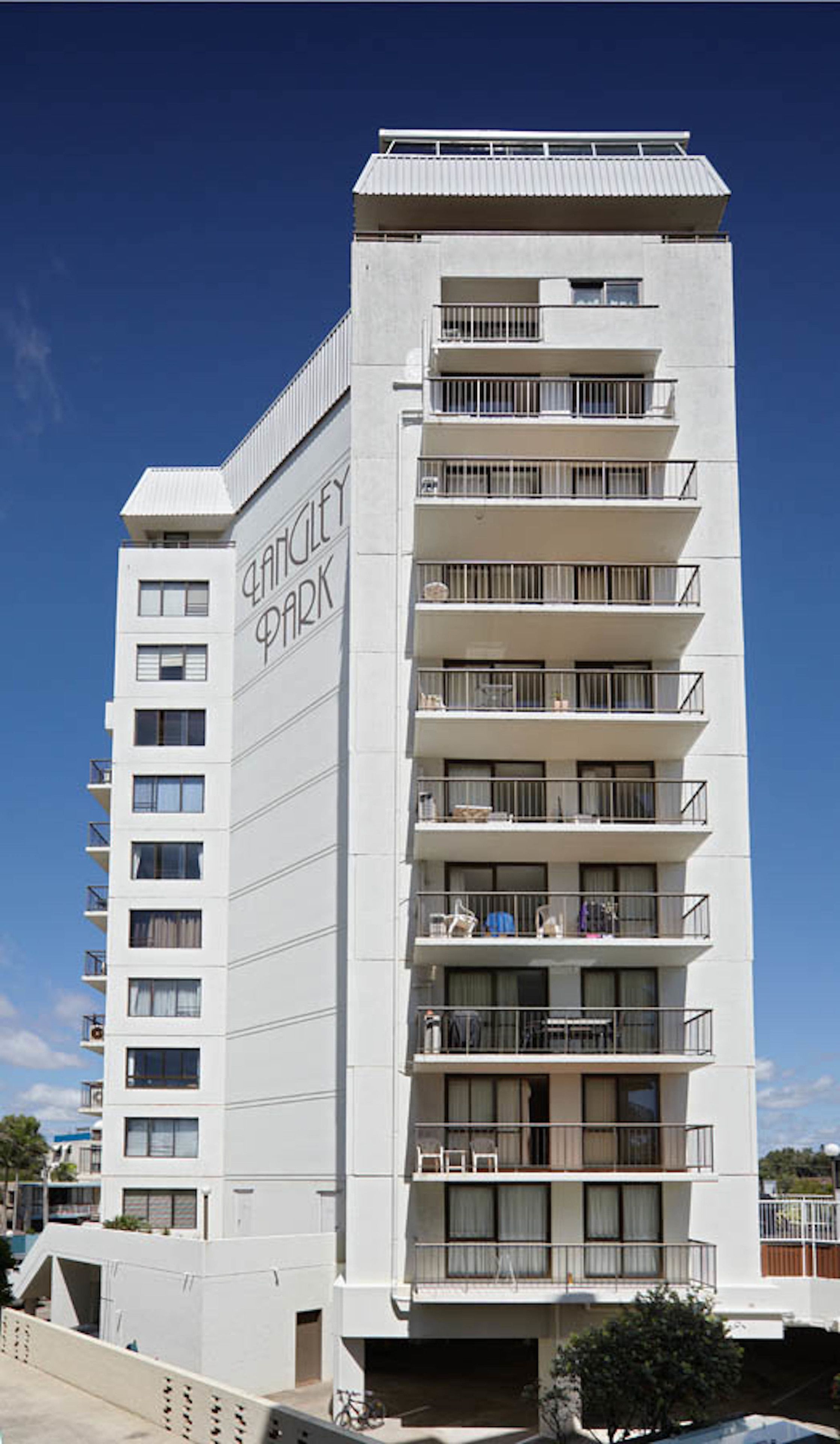 Un immeuble à plusieurs étages, doté de balcons et d’une enseigne indiquant « Candle Park ».