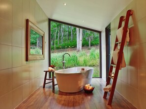 Amenidades de baño gratuitas, batas, pantuflas, toallas