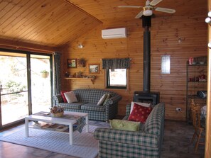 Suite (The Getaway Cottage) | Wohnbereich | LCD-Fernseher, DVD-Player