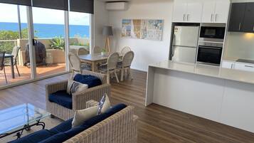 Departamento estándar, 2 habitaciones, para no fumadores (Top Floor) | Ropa de cama de alta calidad y decoración personalizada