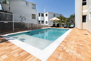 Outdoor pool, pool loungers - Aqua Promenade Beachfront Apartments (Sunrise Beach)