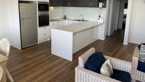 Leilighet – standard, 2 soverom, ikke-røyk (Top Floor) | Sengetøy av topp kvalitet, lydisolert og strykejern/-brett