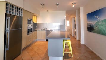 Full-sized fridge, microwave, oven, stovetop