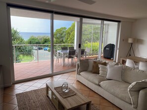 Smart TV - Aqua Promenade Beachfront Apartments (Sunrise Beach)