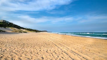 Playa en los alrededores y playa de arena blanca