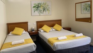 Suite estándar, 1 habitación, no fumadores (Twin Room) | Tabla de planchar con plancha, cunas (de pago), wifi gratis