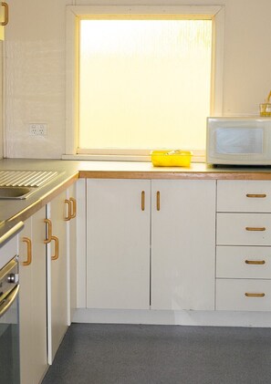 Standard Suite, 1 Bedroom, Non Smoking (Twin Room) | Private kitchen - Echuca Motel (Echuca)