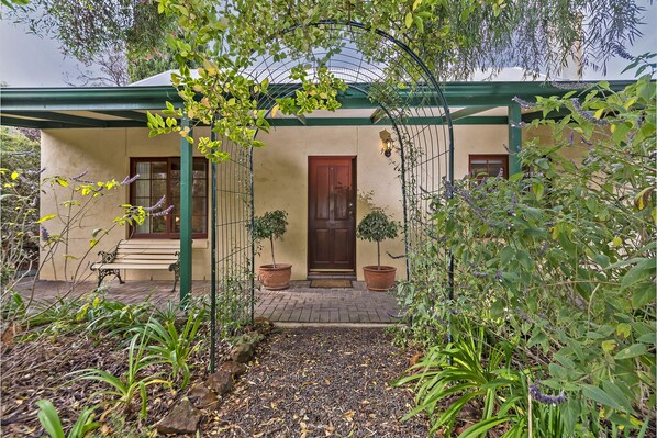 Front of property - Country Pleasures (Angaston)