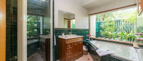 Bañera y ducha independientes, artículos de tocador gratuitos