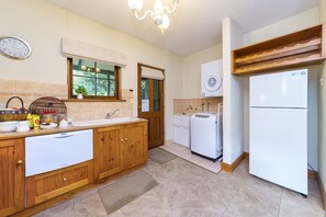 Full-sized fridge, microwave, oven, stovetop