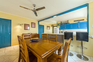 Casa família, 3 quartos, piscina particular | Opções para refeição no quarto