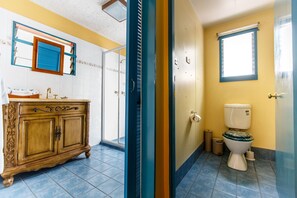 Family House, 3 Bedrooms, Private Pool | Bathroom | Shower, rainfall showerhead, free toiletries, hair dryer - Clifton Beach House (Clifton Beach)