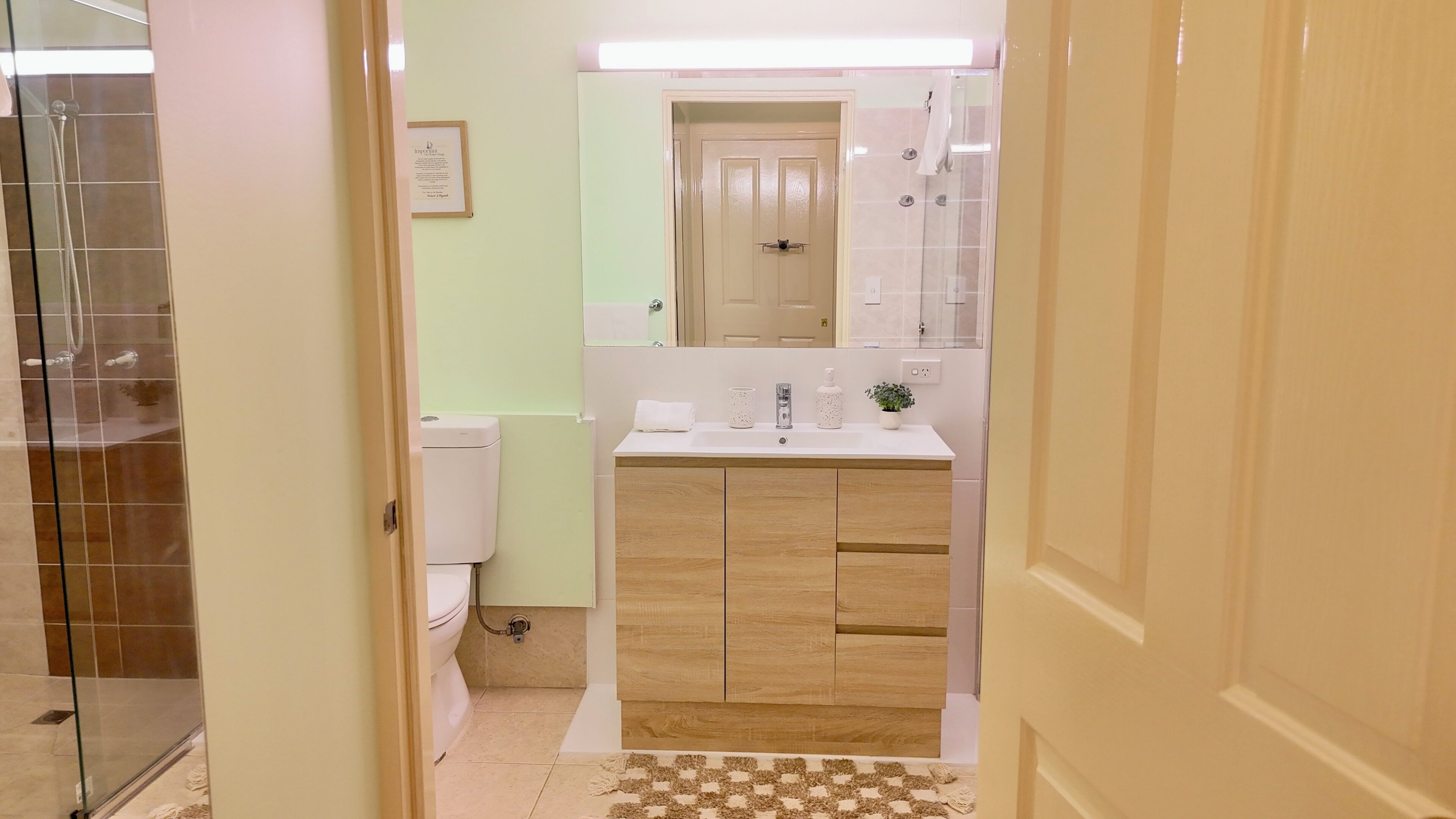Douche, articles de toilette gratuits, sèche-cheveux