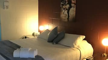 1 Bedroom - King Bed (No Pets) | Minibar, iron/ironing board, free WiFi, bed sheets