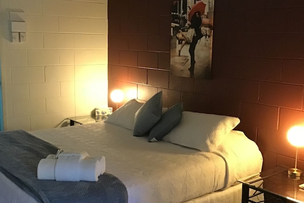 1 Bedroom - King Bed (No Pets) | Minibar, iron/ironing board, free WiFi, bed sheets