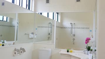 Suite luna di miele, 1 camera da letto, idromassaggio, vista porto (Spa Room) | Bagno | Doccia, asciugamani