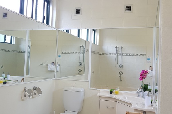 1 Bedroom - King Bed (No Pets) | Bathroom | Shower, towels
