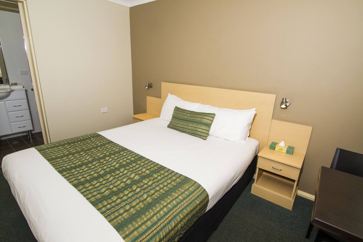 Standard Room, Non Smoking (Standard Queen Room) | Iron/ironing board