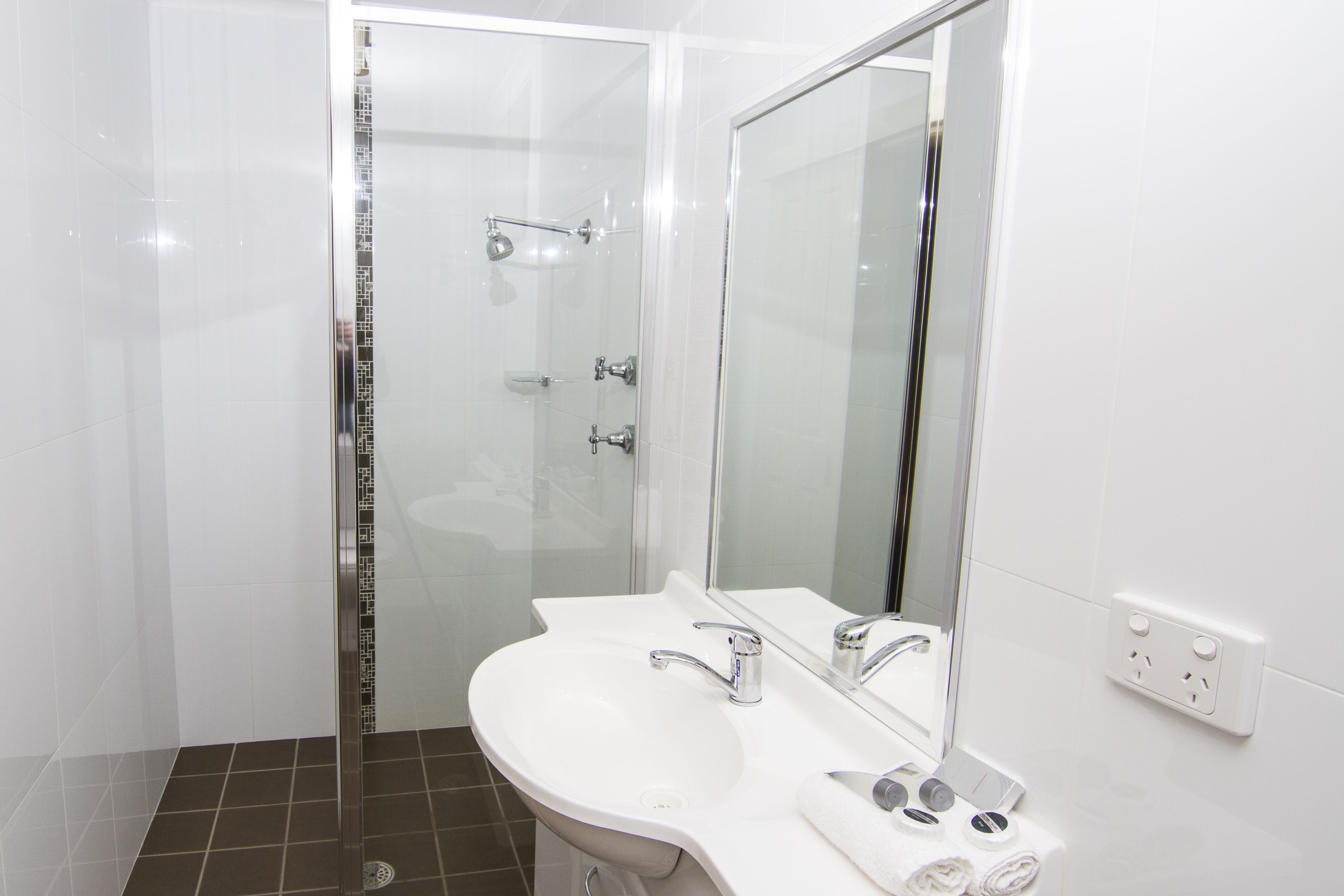 Amenidades de baño gratuitas, secadora de cabello, toallas 