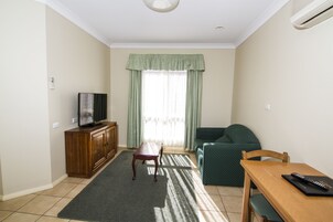 Deluxe Room, Non Smoking, Kitchenette (Deluxe Spa Suite) | Iron/ironing board
