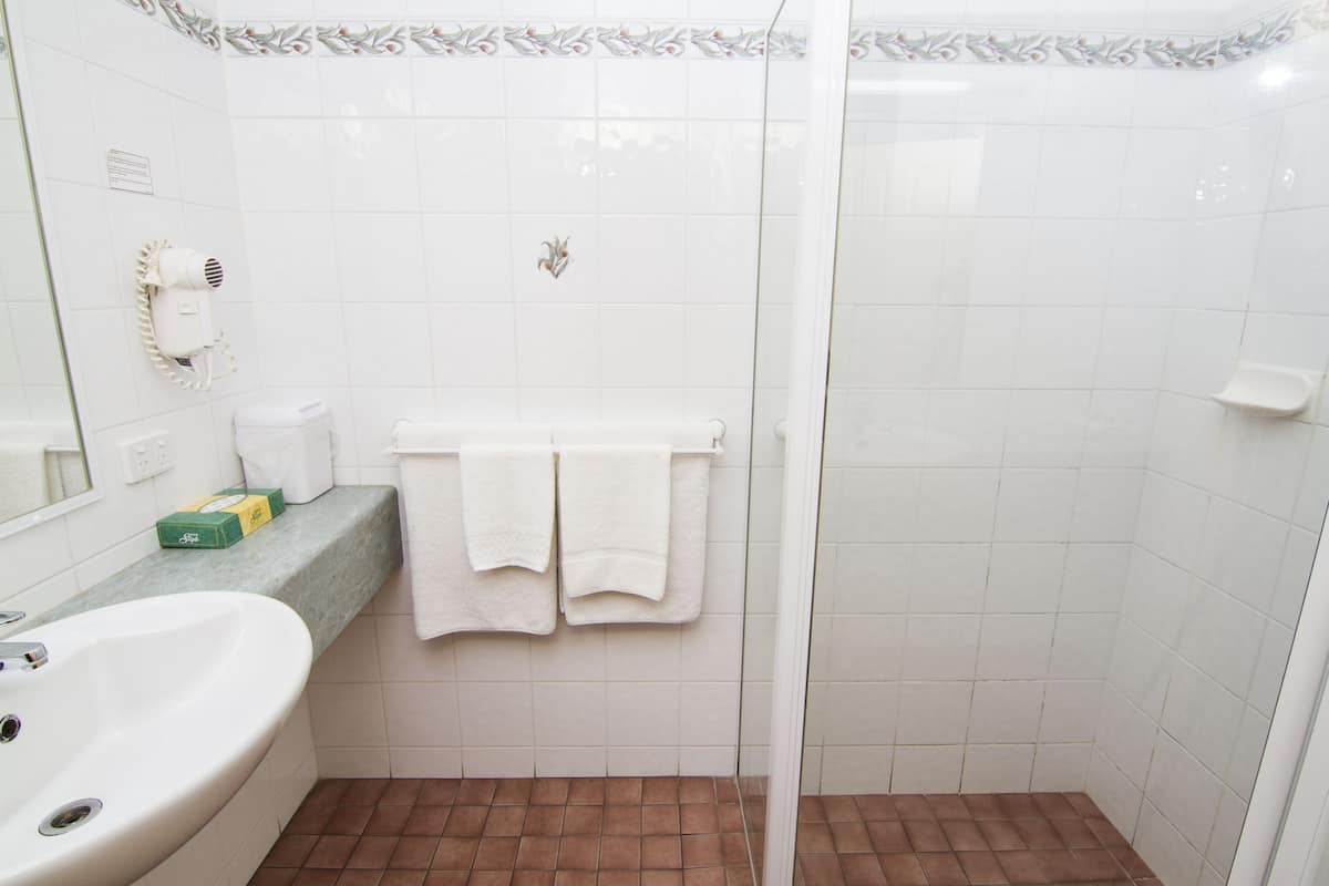 Articles de toilette gratuits, sĂšche-cheveux, serviettes fournies