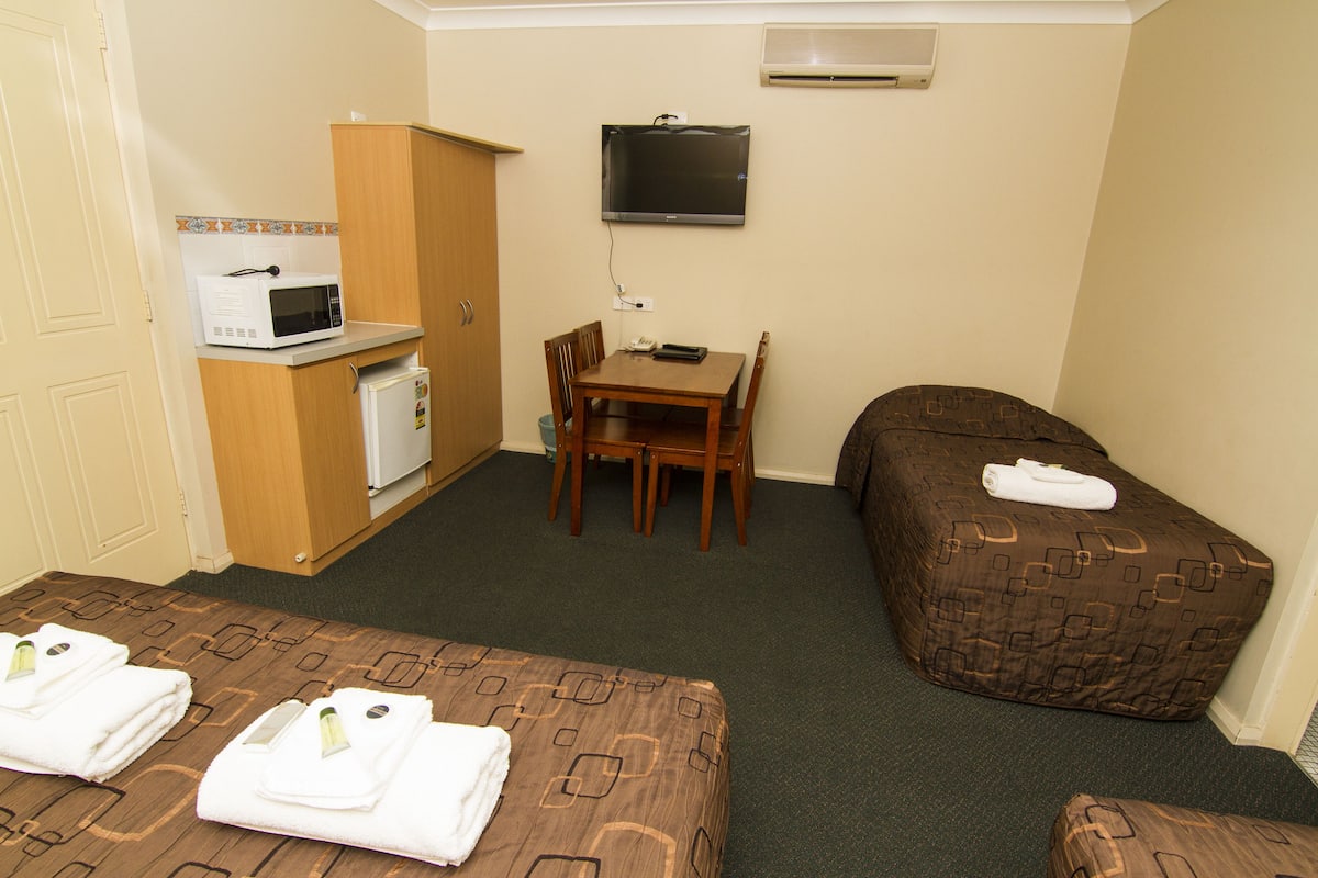 Family Room, Non Smoking (Standard Family Room) | Iron/ironing board