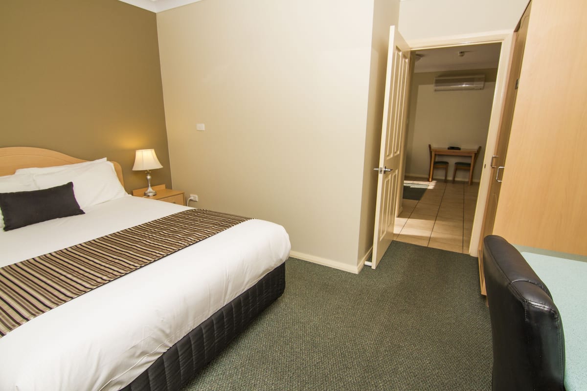 Deluxe Room, Non Smoking, Kitchenette (Deluxe Spa Suite) | Iron/ironing board