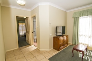 Deluxe-huone, tupakointi kielletty, keittotila (Deluxe Spa Suite) | Oleskelualue | 40–tuumainen LCD-televisio, jossa kaapelikanavat