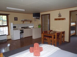 Full-size fridge, microwave, oven, stovetop - Fernleigh Accommodation (Goughs Bay)