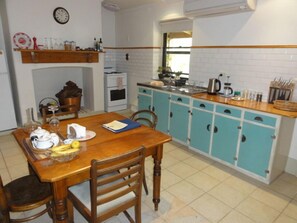 標準套房, 2 間臥室, 非吸煙房, 廚房 (Walnut Cottage) | 私人廚房 | 微波爐、焗爐、爐具、高腳椅