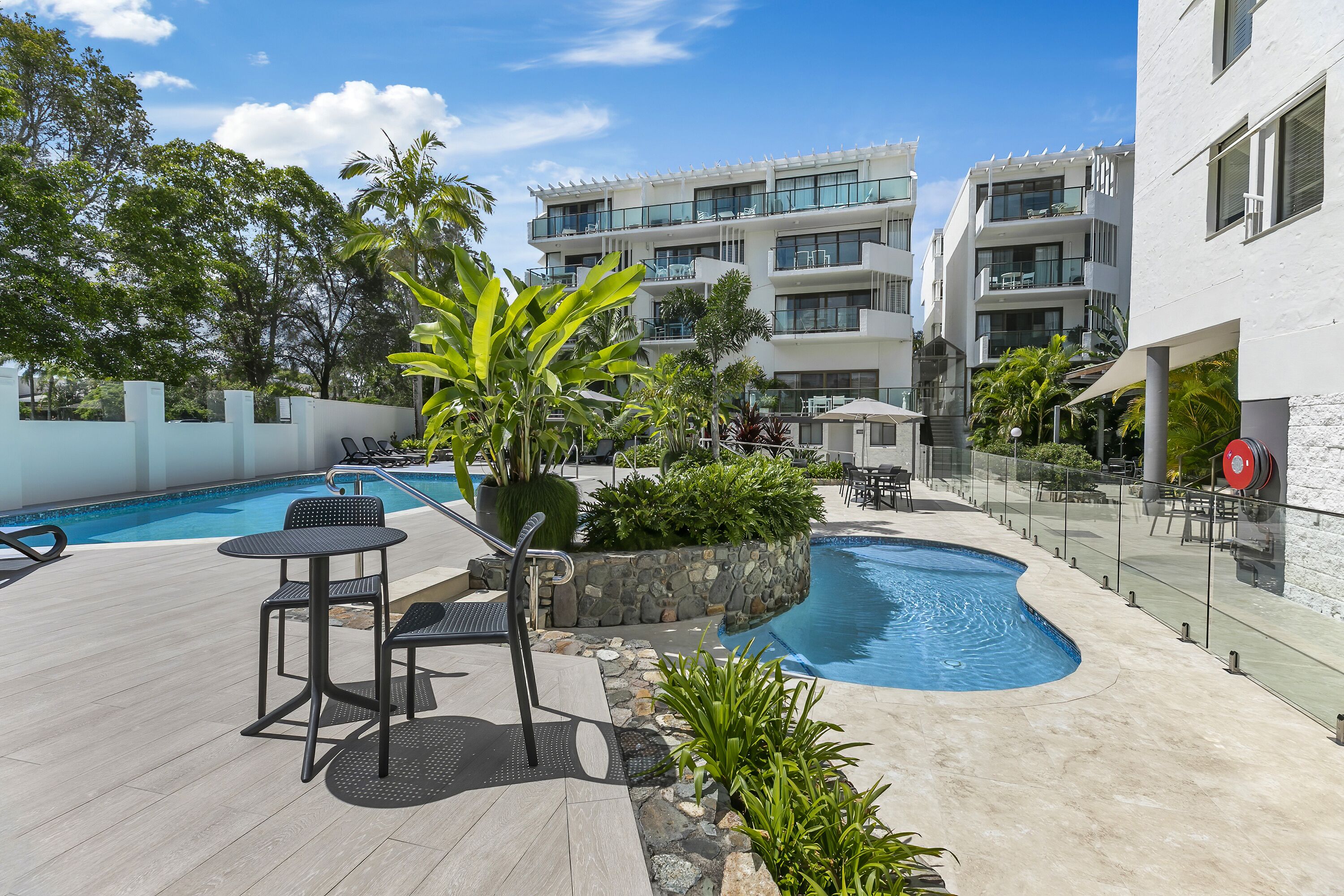 2 buitenzwembaden, een verwarmd zwembad en parasols bij het zwembad