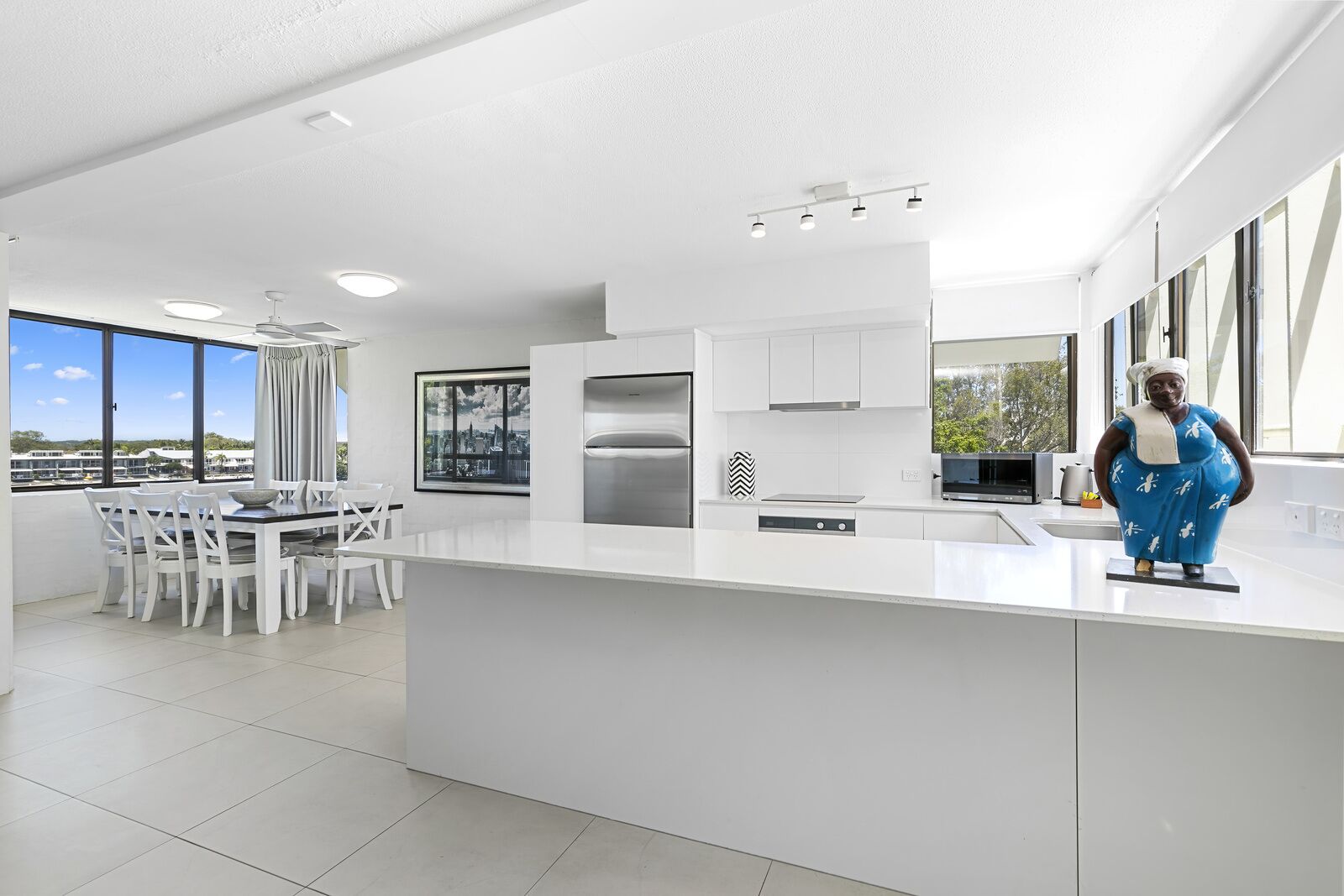Apartamento luxo, 3 quartos | Cozinha privada | Geladeira grande, micro-ondas, fogão, cooktop
