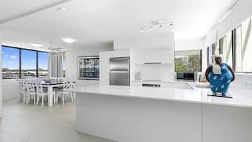 Apartamento luxo, 3 quartos | Cozinha privada | Geladeira grande, micro-ondas, fogão, cooktop