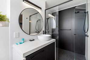 Palm View Deluxe Apartment 3 Bedroom | Bathroom - Sun Lagoon Resort (Noosa Heads)