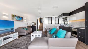Palm View Deluxe Apartment 3 Bedroom | Living area