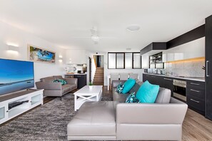 Căn hộ Deluxe, 3 phòng ngủ | Khu phòng khách | Smart TV 30-inch có truyền hình kỹ thuật số, Netflix, đầu đĩa DVD 