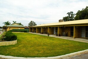 Family Room, Non Smoking, Kitchen (Family Unit) | Front of property - Acclaim Swan Valley Tourist Park (West Swan)