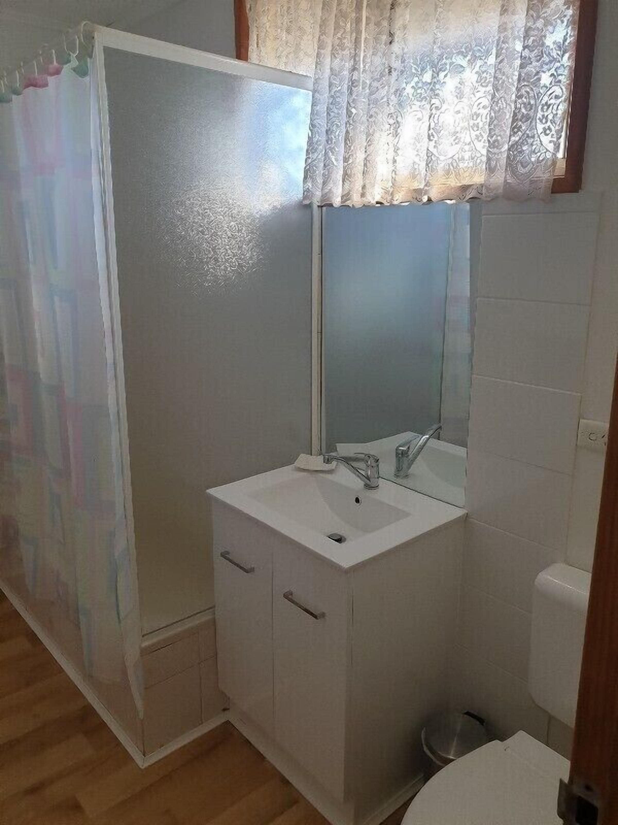 Standard Suite, 2 Bedrooms, Non Smoking, Kitchen (Ensuite Cabin) | Bilik Mandi | Pancuran mandi, pengering rambut, tuala disediakan 