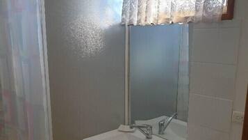 Standard Suite, 2 Bedrooms, Non Smoking, Kitchen (Ensuite Cabin) | Bilik Mandi | Pancuran mandi, pengering rambut, tuala disediakan