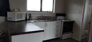 Standard-sviitti, 1 makuuhuone, tupakointi kielletty, keittiö | Pimennysverhot, silitysrauta/-lauta, ilmainen Wi-Fi, vuodevaatteet