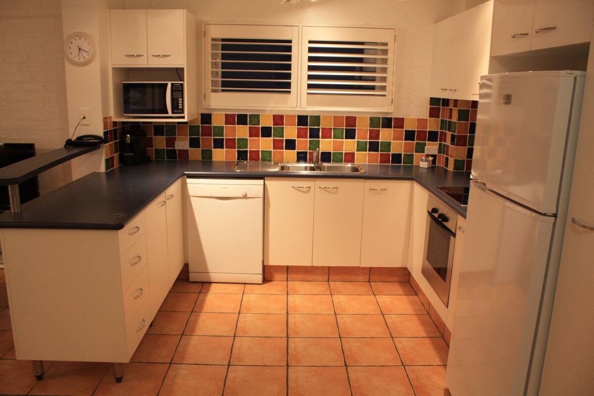 Coffee/tea maker, full-size fridge, microwave, stovetop