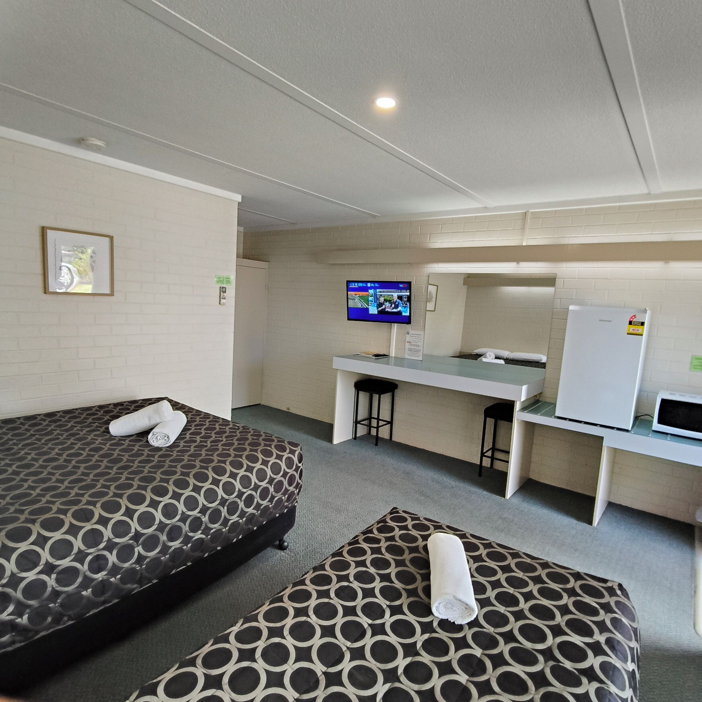 Deluxe Twin Room | Laptop workspace, iron/ironing board, free WiFi, bed sheets